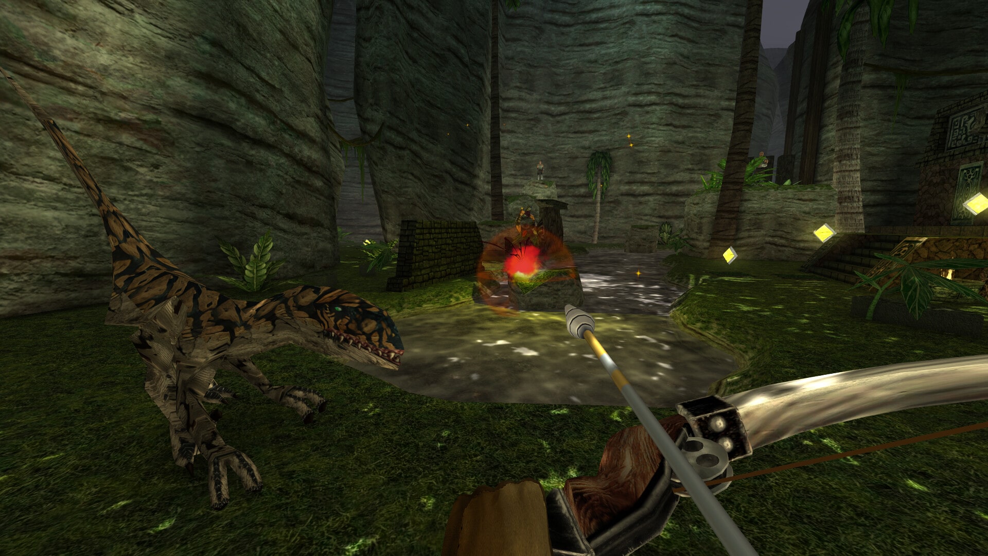 Screenshot aus Turok 3 Remastered. Zu sehen ist eine grünes Tal umgeben von steilen Felswenden. Der Spielcharakter hält einen Bogen, während ein Raptor Richtung Spielcharakter läuft. 